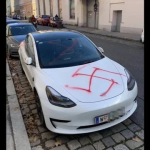 Tesla pintado como protesta por la deriva política de la Elon Musk