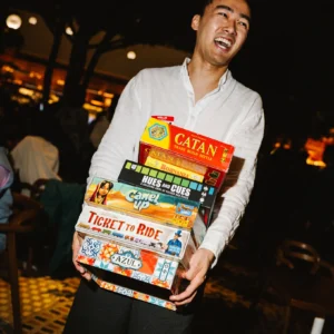 Persona que lleva juegos de mesa en el game night de NY