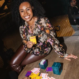 Persona jugando a cartas en el game night de NY