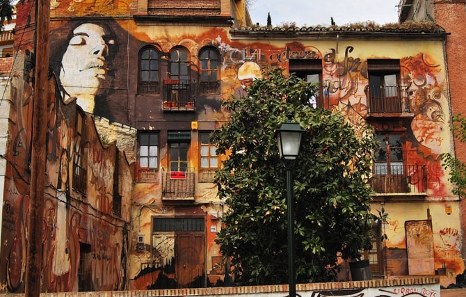 Fachada pintada El niño de las pinturas Granada